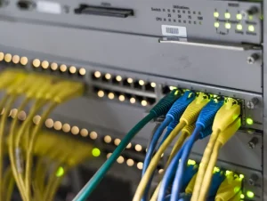 Gdzie używany jest protokół TCP/IP: Kluczowa rola w komunikacji sieciowej