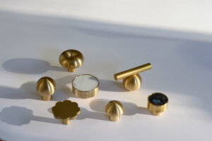 Złote uchwyty meblowe - wyjątkowy detal dla eleganckich wnętrz