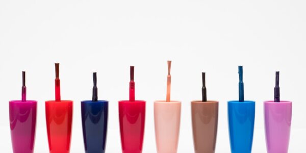 Rodzaje lakierów do paznokci – jak wybrać idealny produkt?