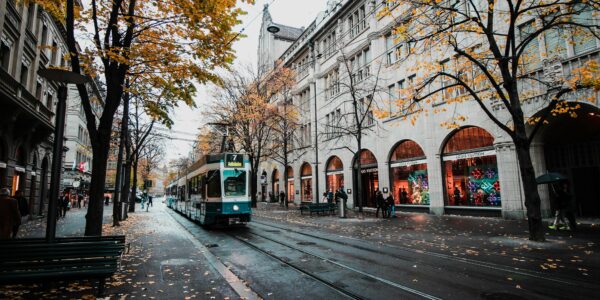 Słupy Ogłoszeniowe: Tradycja, Która Wciąż Łączy i Inspiruje Miasta