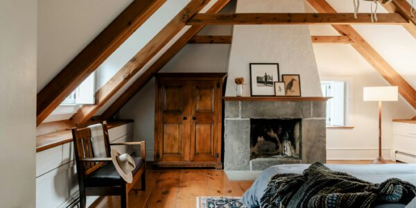 Minimalistyczne wnętrza z drewnem w roli głównej – inspiracje