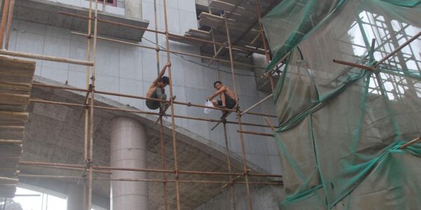 Sprzęt wysokościowy – niezastąpione narzędzie w pracy na wysokości