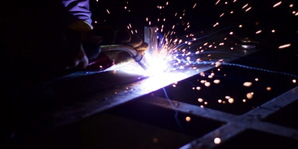 Metaloplastyka w reklamie – unikalne rozwiązania dla Twojej marki