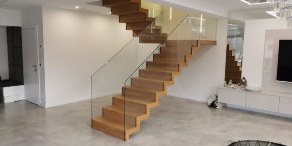 schody dywanowe z balustradą szklaną