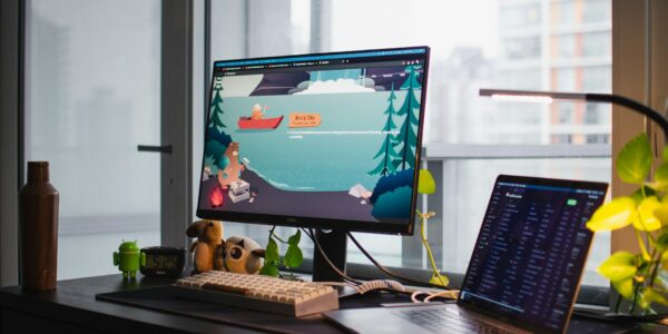 Małe biurko z regulacją wysokości od Oakywood