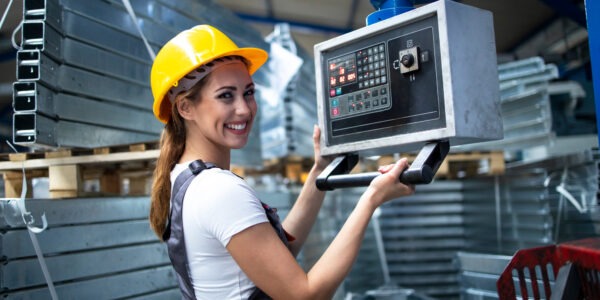 Automatyzacja Procesów Produkcyjnych: Klucz do Wydajności i Jakości w Przemyśle