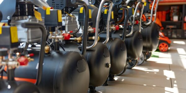 Sprężarki tłokowe do małych zakładów – jak wybrać odpowiedni model?