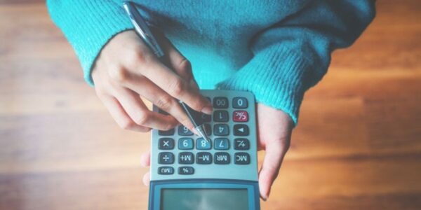 Analiza, jak poprawić swoją zdolność kredytową poprzez spłatę długów, terminowe regulowanie rachunków i unikanie nadmiernego zadłużenia