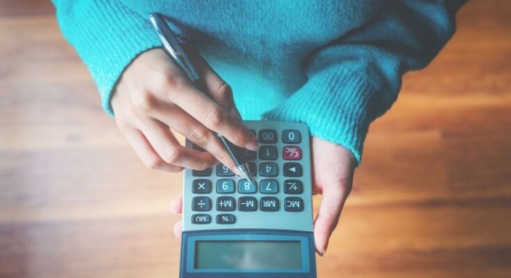 Analiza, jak poprawić swoją zdolność kredytową poprzez spłatę długów, terminowe regulowanie rachunków i unikanie nadmiernego zadłużenia