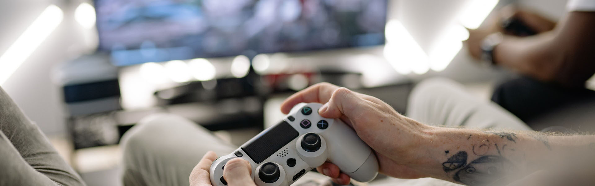 Analiza zalet i wad gier w chmurze w porównaniu z tradycyjnymi grami