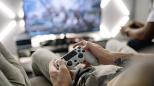 Analiza zalet i wad gier w chmurze w porównaniu z tradycyjnymi grami