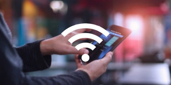 Jak bezpiecznie korzystać z publicznych sieci Wi-Fi? Uniknij ataku hakera