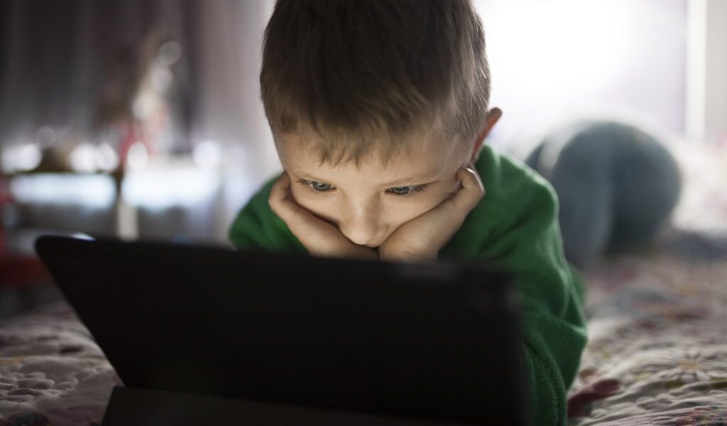 Jak rozmawiać z dziećmi o bezpiecznym zachowaniu w grach online?