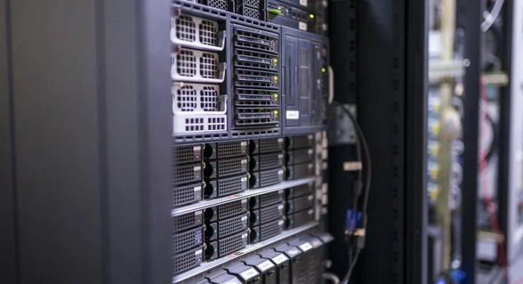 Jak stworzyć serwerownię w małej firmie? Przewodnik krok po kroku