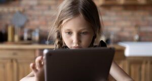 Jak uczyć dzieci o bezpiecznym i odpowiedzialnym korzystaniu z technologii cyfrowych?