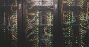 Jak wykorzystać dzienniki zdarzeń zapory do wykrywania i analizowania ataków sieciowych w Windows Server