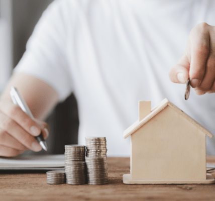 Omówienie, jak stworzyć i prowadzić budżet domowy, aby kontrolować wydatki i oszczędzać pieniądze