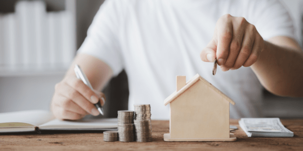 Omówienie, jak stworzyć i prowadzić budżet domowy, aby kontrolować wydatki i oszczędzać pieniądze