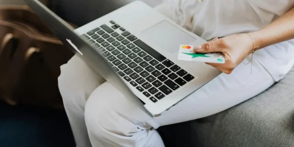 Pożyczki online – jak rozpoznać uczciwe oferty i unikać oszustw?