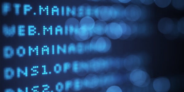 Rejestracja lub transfer domeny i konfiguracja DNS w chmurze obliczeniowej: Kompletny przewodnik