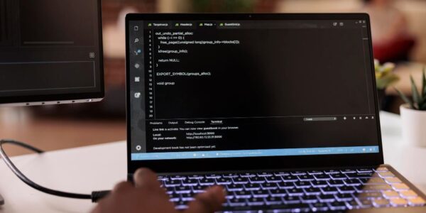 Tworzenie skryptów powłoki (shell scripts) do automatyzacji złożonych zadań w systemie Linux