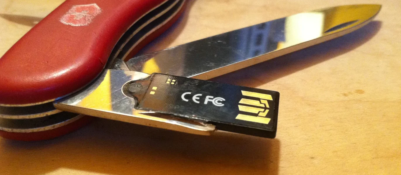 USB Army Knife – Wszechstronne Narzędzie dla Specjalistów IT