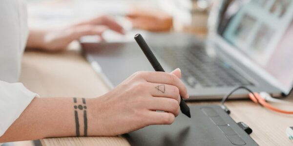 Brand book: Klucz do skutecznej identyfikacji wizualnej