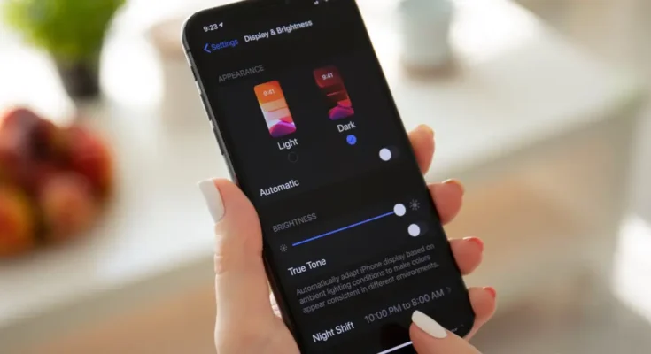Jak korzystać z funkcji "Tryb ciemny" na Androidzie: Poradnik, jak włączyć tryb ciemny i oszczędzać baterię