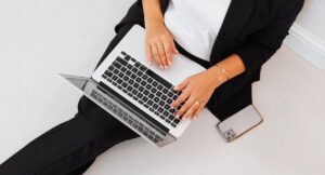 Jak sprawdzić stan baterii MacBooka w macOS Sequoia?