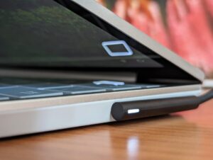 Monitorowanie zużycia energii przez aplikacje w Windows 11: Jak zarządzać energią systemu?