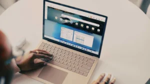 Windows 11 a zarządzanie oknami i przestrzenią roboczą: Układy przyciągania i grupy okien