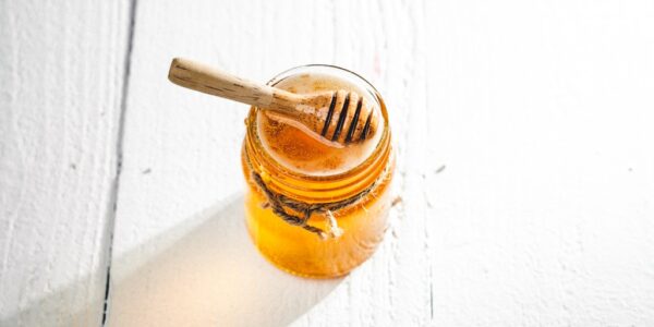 Naturalne miody – dlaczego warto włączyć je do codziennej diety?