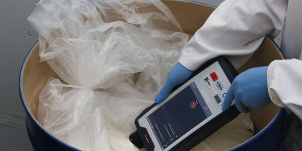 Spektrometr ramanowski podczas analizy materiału