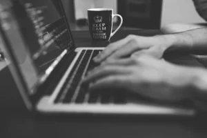 Analiza zdarzeń systemowych Windows pod kątem podejrzanej aktywności i potencjalnych exploitów