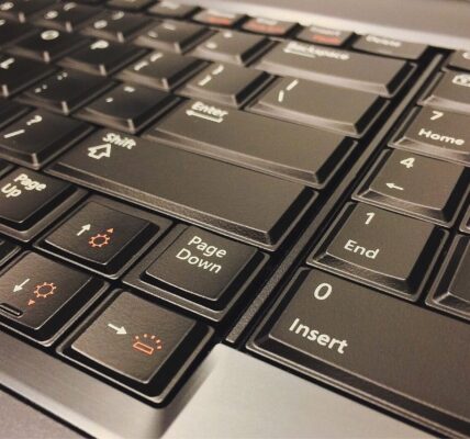 Implementacja algorytmów szyfrujących w oprogramowaniu: pułapki i dobre praktyki