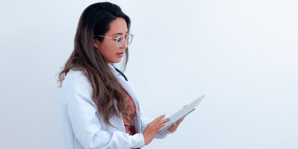 Przeszczep włosów w Turcji – odzyskaj pewność siebie dzięki nowoczesnym metodom i atrakcyjnym cenom