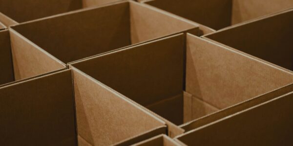 Maszyny pakujące – jak wybrać najlepsze rozwiązanie dla Twojego biznesu?