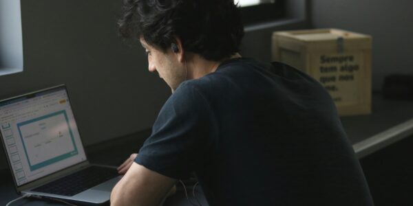 Prawidłowa Postawa Przy Komputerze: Sprawdzone Metody na Zdrowy Kręgosłup