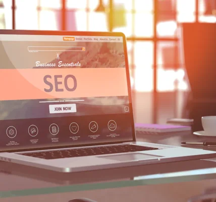 Artykuły sponsorowane a SEO: Jak treści płatne wspierają pozycjonowanie organiczne?