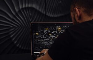 Ataki na Firmware (Firmware Exploitation): Niewidzialne zagrożenie w urządzeniach