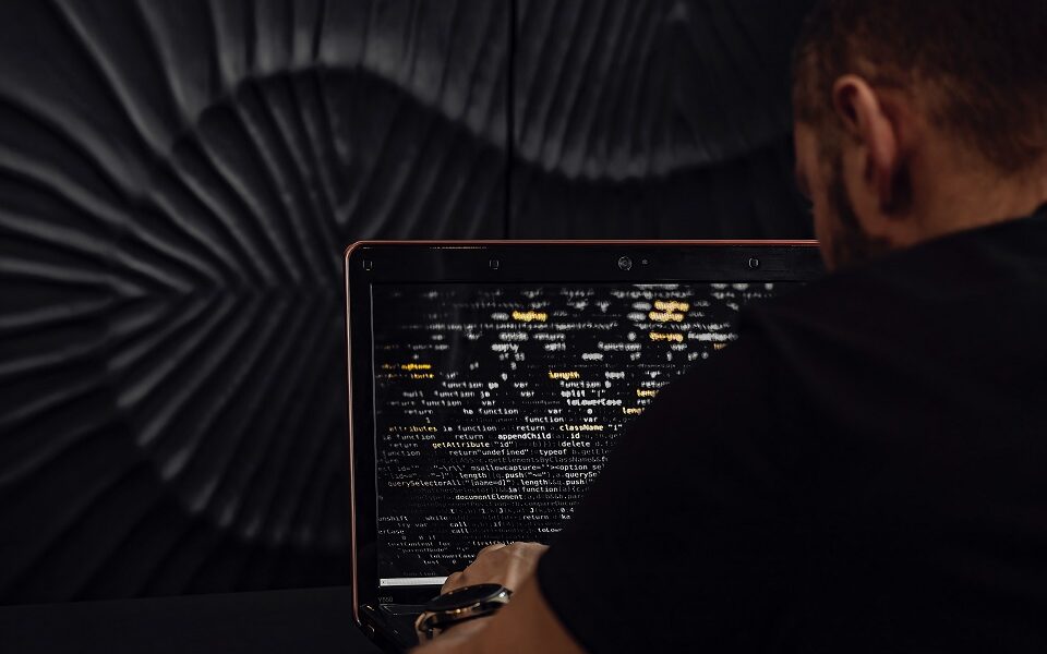 Ataki na Firmware (Firmware Exploitation): Niewidzialne zagrożenie w urządzeniach