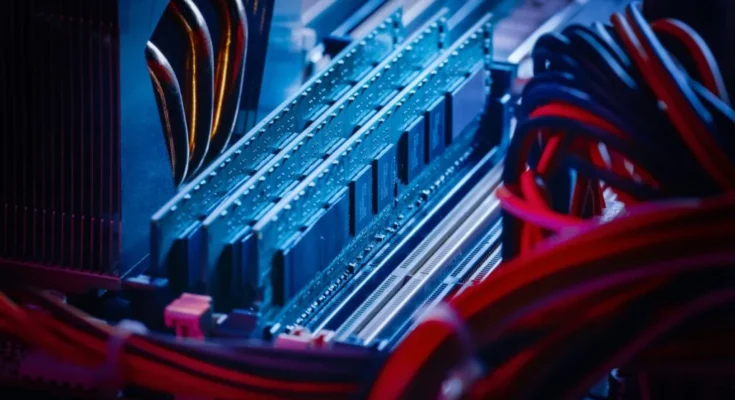 Błędy związane z pamięcią RAM (Out of Memory - OOM): Zrozumienie zarządzania pamięcią, procesy zużywające za dużo zasobów i sposoby radzenia sobie z OOM Killerem