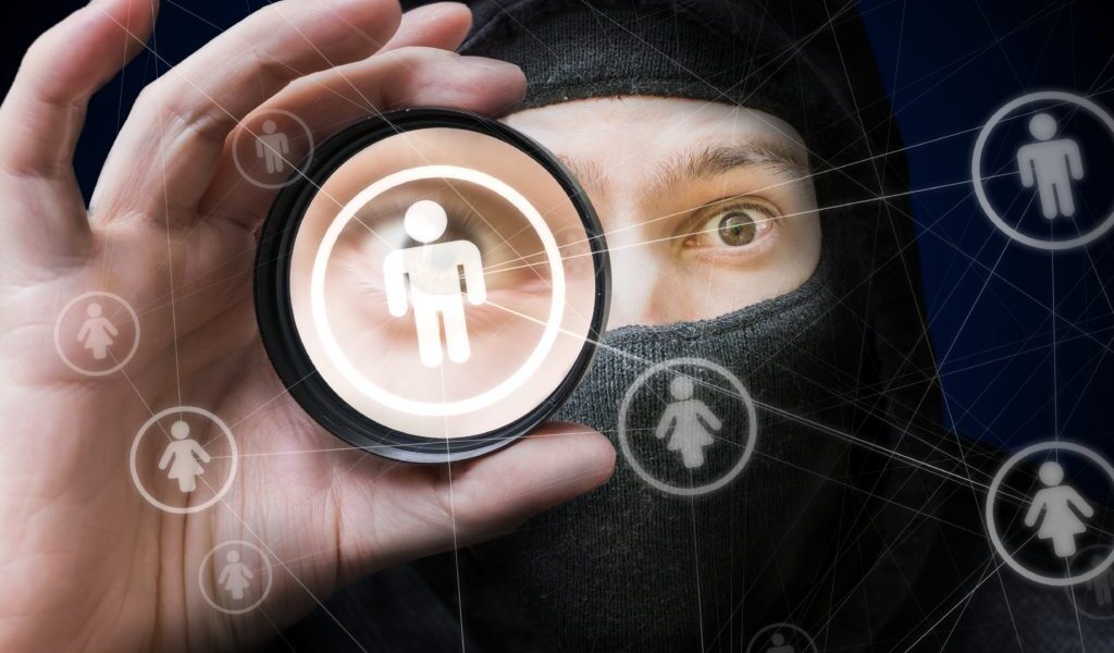 "Cicha Indoktrynacja": Jak algorytmy mediów społecznościowych kształtują Twoje poglądy i co z tym zrobić