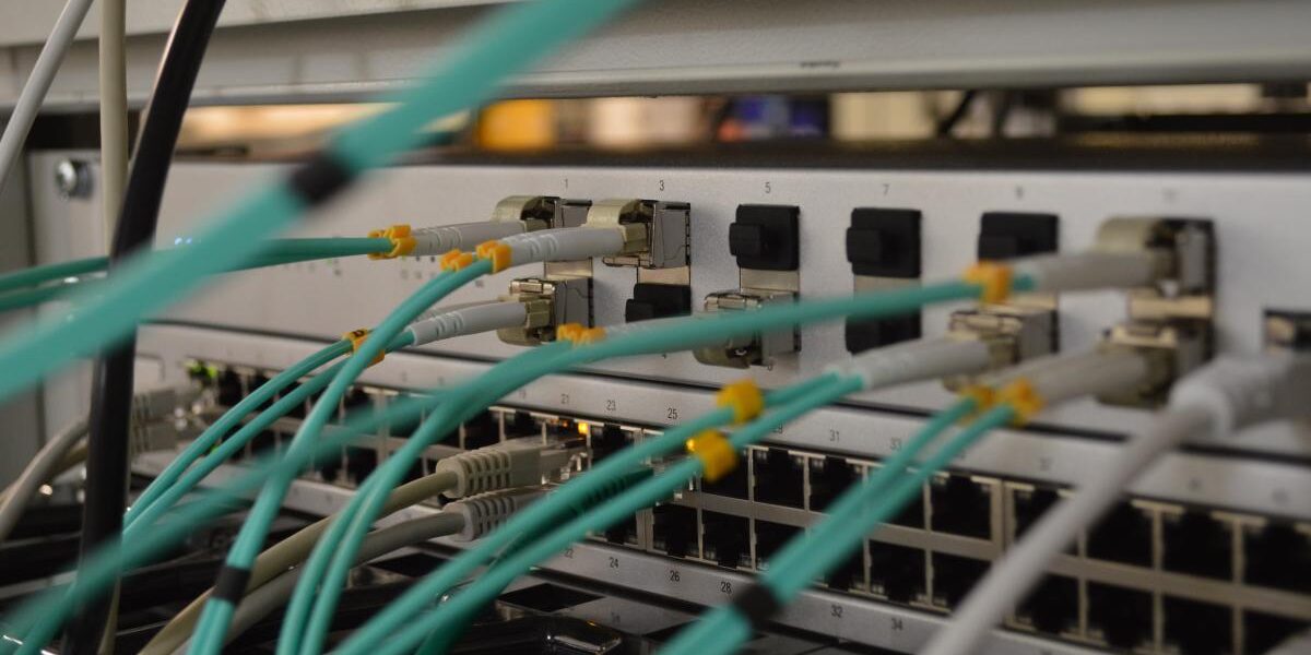 Mikro-segmentacja z Użyciem Firewalli: Izolowanie poszczególnych aplikacji i serwerów wewnątrz sieci firmowej