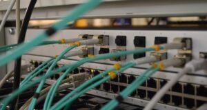 Mikro-segmentacja z Użyciem Firewalli: Izolowanie poszczególnych aplikacji i serwerów wewnątrz sieci firmowej