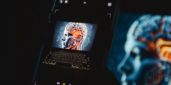 Modele językowe przyszłości: Multimodalność, dłuższa pamięć i większa precyzja