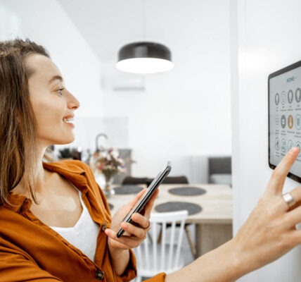 Przewodnik po inteligentnym domu w 2025: Jakie urządzenia warto kupić i jak je połączyć?