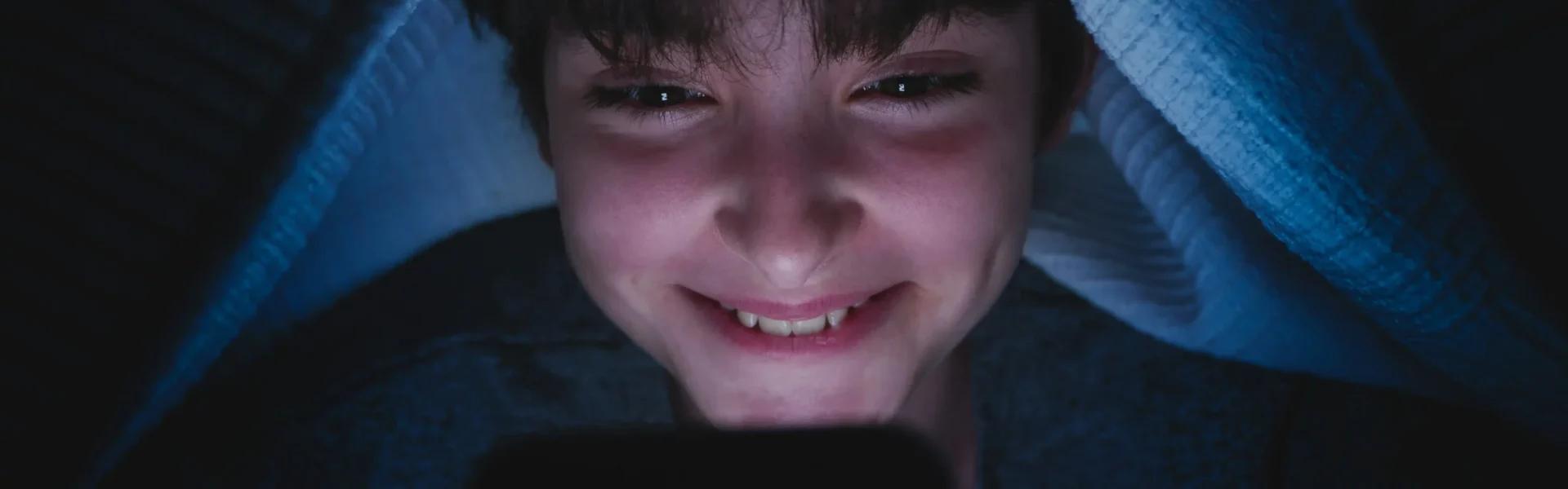 Pułapki Społecznościowe: Od Groomingu po Niebezpieczne Wyzwania Online