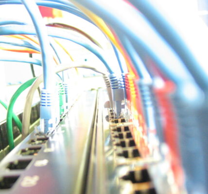 Rozwiązania WAN dla małych i średnich firm: Od MPLS do internetu światłowodowego