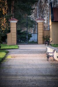 Jak wybrać odpowiedni system automatyki do bramy dla firmy?